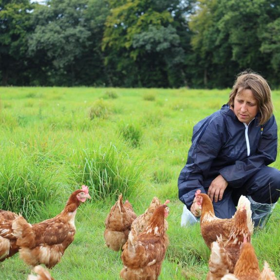 Ferme de Sainte Marie poules et éleveuse