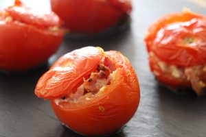 Tomates farcies aux allumettes et feta