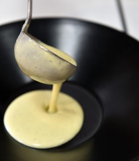 PHOTO CLAUDE PRIGENT / LE TELEGRAMME. BREST (29) : Concours " Les recettes des lecteurs du Télégramme " . Marina Pape de Ploumilliau 22 . Ile flottante vanille et chocolat .