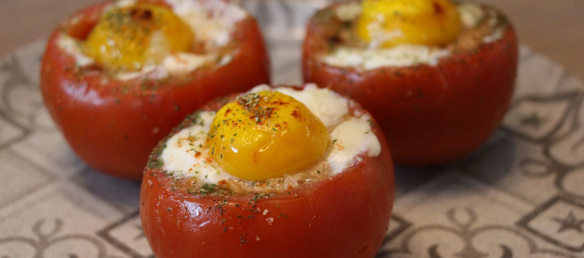 Tomates farcies à l’œuf cocotte
