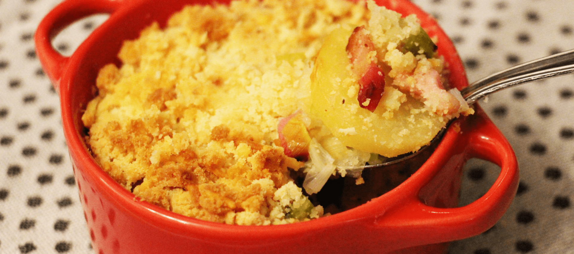 Crumble salé aux pommes de terre, poireaux et lardons