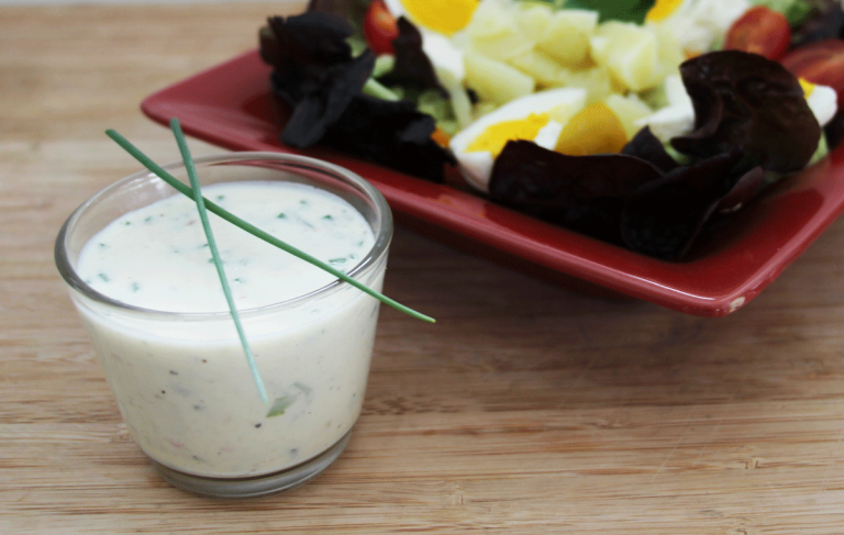 Salade avec sauce au yaourt